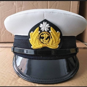 WW2 japanische Marineoffizierkappen sind in zwei verschiedenen Farben zur Auswahl