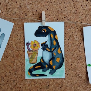 Salamandre et cadeau d'anniversaire, carte postale, carte de voeux, joyeux anniversaire