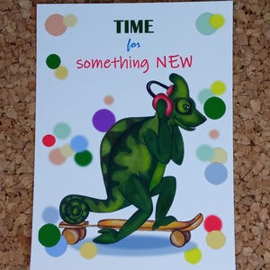 Il est temps de faire quelque chose de nouveau, carte de vœux, carte postale, un caméléon heureux portant des écouteurs fait du skateboard, carte cadeau