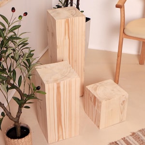 Rustikaler Stump Tisch, Rundholztisch, kleiner Couchtisch, Nachttisch, Holztisch, handgefertigte Möbel, Deko für den Außenbereich
