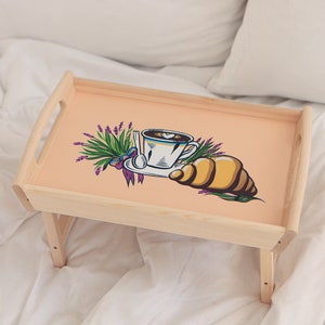 Klappbares Holztablett mit großem Bienenmotiv auf einer weißen Bettdecke, geeignet als Frühstücks- oder Betttablett.