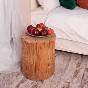 Rustikaler Baumstammtisch, Holzstamm, Baumstamm, Kleiner Couchtisch, Nachttisch, Holzcouchtisch, Dekoration für den Außenbereich