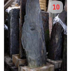 Naturstein mit Hausnummer personalisiert | Rostschiefer Monolith Schiefer Stele mit Betonfuß | Metallzahlen modern Edelstahl Außenbereich Stein 10