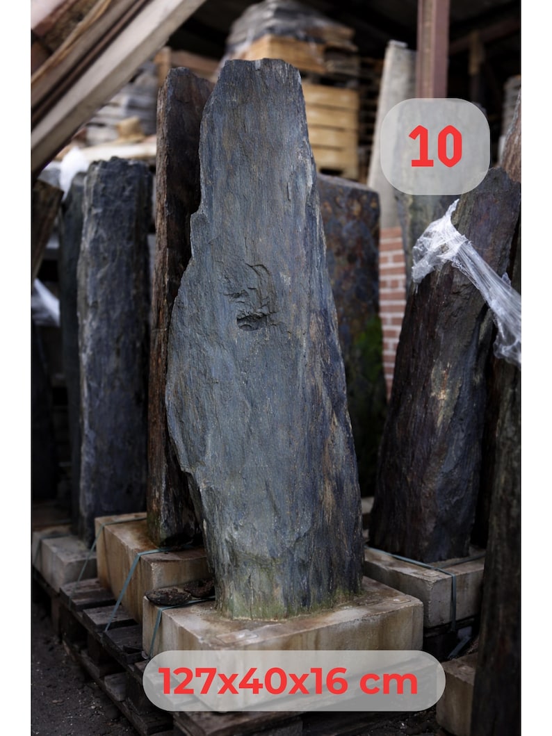 Naturstein mit Hausnummer personalisiert | Rostschiefer Monolith Schiefer Stele mit Betonfuß | Metallzahlen modern Edelstahl Außenbereich Stein 10
