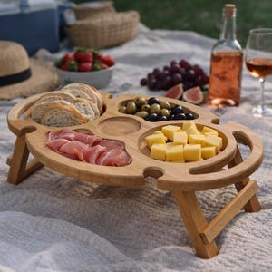 Weintisch klappbar Holz | Picknicktisch tragbar | Serviertablett Buche | Weinglashalter Outdoor | Geschenk Weinliebhaber Käsebrett Picknick WineTable+SnackTray