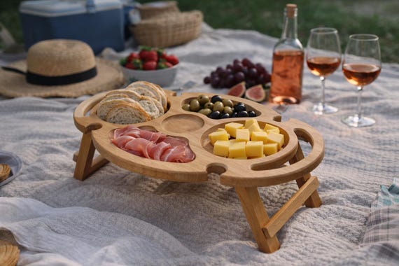 Weintisch klappbar Holz | Picknicktisch tragbar | Serviertablett Buche | Weinglashalter Outdoor | Geschenk Weinliebhaber Käsebrett Picknick