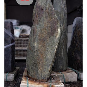 Naturstein mit Hausnummer personalisiert | Rostschiefer Monolith Schiefer Stele mit Betonfuß | Metallzahlen modern Edelstahl Außenbereich Stein 11