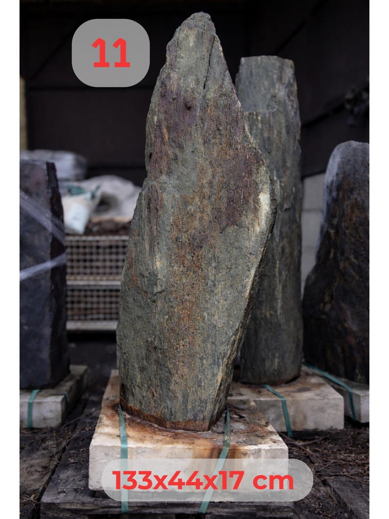 Naturstein mit Hausnummer personalisiert | Rostschiefer Monolith Schiefer Stele mit Betonfuß | Metallzahlen modern Edelstahl Außenbereich Stein 11