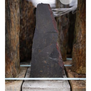Naturstein mit Hausnummer personalisiert | Rostschiefer Monolith Schiefer Stele mit Betonfuß | Metallzahlen modern Edelstahl Außenbereich Stein 2