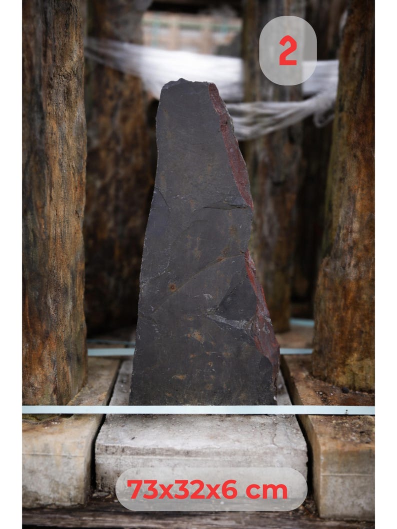 Naturstein mit Hausnummer personalisiert | Rostschiefer Monolith Schiefer Stele mit Betonfuß | Metallzahlen modern Edelstahl Außenbereich Stein 2