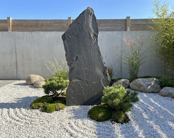 Rostschiefer Monolith Stele | Naturstein Schiefer mit Betonfuß | Gartendeko Stele | Feuerschiefer Unikat | Outdoor Deko Stein