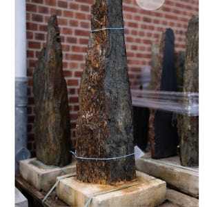 Naturstein mit Hausnummer personalisiert | Rostschiefer Monolith Schiefer Stele mit Betonfuß | Metallzahlen modern Edelstahl Außenbereich Stein 9