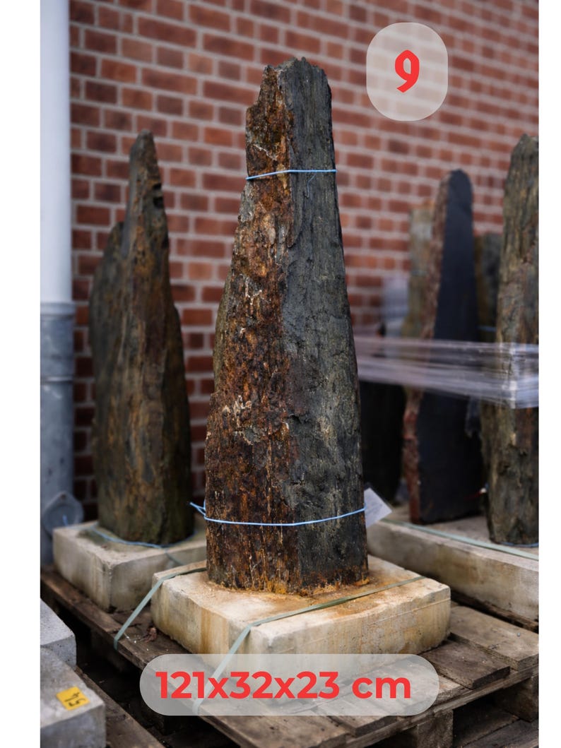 Naturstein mit Hausnummer personalisiert | Rostschiefer Monolith Schiefer Stele mit Betonfuß | Metallzahlen modern Edelstahl Außenbereich Stein 9