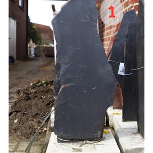 Naturstein mit Hausnummer personalisiert | Rostschiefer Monolith Schiefer Stele mit Betonfuß | Metallzahlen modern Edelstahl Außenbereich Stein 1