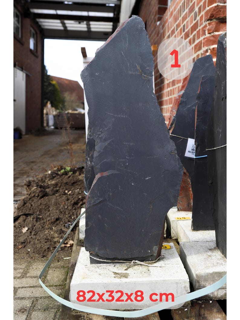 Naturstein mit Hausnummer personalisiert | Rostschiefer Monolith Schiefer Stele mit Betonfuß | Metallzahlen modern Edelstahl Außenbereich Stein 1