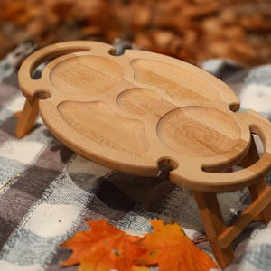 Weintisch klappbar Holz | Picknicktisch tragbar | Serviertablett Buche | Weinglashalter Outdoor | Geschenk Weinliebhaber Käsebrett Picknick image 10