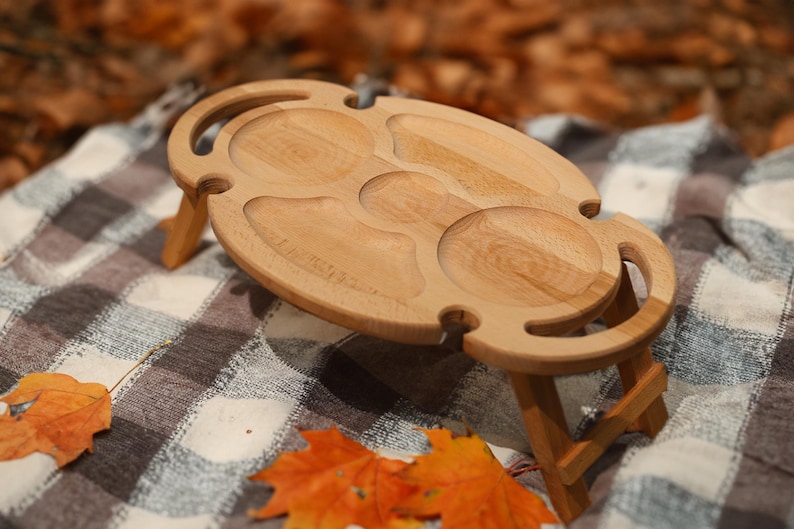 Weintisch klappbar Holz | Picknicktisch tragbar | Serviertablett Buche | Weinglashalter Outdoor | Geschenk Weinliebhaber Käsebrett Picknick image 10