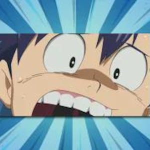 Peut inclure: Gros plan sur le visage d'un personnage animé, montrant de grands yeux, une bouche ouverte et un regard de surprise ou de peur. Le personnage a des cheveux bleu foncé, un teint hâlé et des dents visibles. Le fond est une explosion radiale bleue.