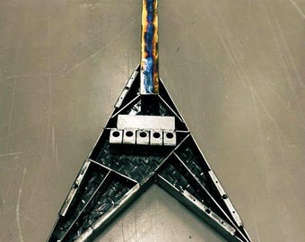 Guitarra de metal artesanal: una escultura única
