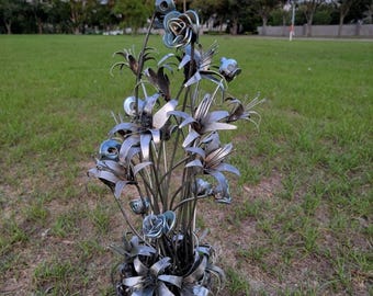 Escultura floral de metal soldado: ramo industrial