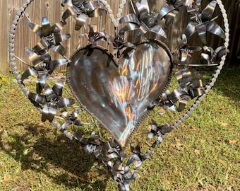 Escultura de corazón de metal recuperado soldado: Arte industrial