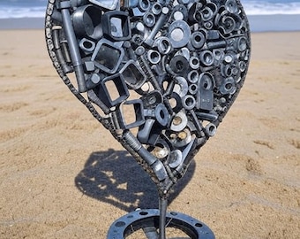 Escultura de corazón de metal recuperado soldado: Arte industrial