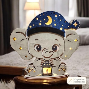 Può includere: Una lampada in legno chiaro a forma di elefante con un berretto da notte blu scuro decorato con una mezzaluna gialla e stelle ritagliate. L'elefante tiene una piccola lanterna che emette una luce calda, con ulteriori stelle ritagliate.