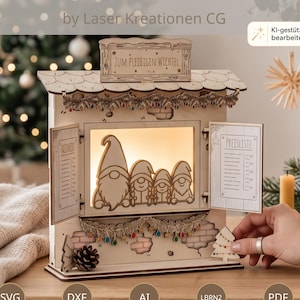 Könnte beinhalten: Eine hellfarbene, lasergeschnittene Holzstruktur in Form eines Ladenlokals mit dem Schriftzug ZUM FLEIBIGEN WICHTEL auf einem Schild, geöffneten Fensterläden mit der Aufschrift PREISLISTE und einer beleuchteten Mitte mit vier Wichtelsilhouetten.