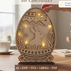 Può includere: Una decorazione in legno tagliata al laser a forma di uovo, caratterizzata da una silhouette centrale di coniglio, motivi floreali e farfalle. La struttura è illuminata da luci LED interne e include il testo LED Osterei als Laserdatei.
