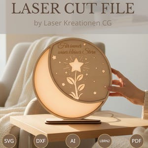 Puede incluir: Una luz de noche con forma de luna cortada con láser de madera, con un diseño de estrella y floral. El texto "LASER CUT FILE" y "Instant Download" son visibles. El diseño incluye el texto alemán "Für immer unser kleiner Stern".