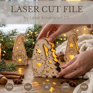 Könnte beinhalten: Eine Lasercut-Datei für hölzerne Wichtel-Dekorationen mit Stern- und Herz-Ausschnitten. Das Design zeigt einen Wichtel mit einem Weihnachtsbaum, inklusive der Formate SVG, DXF, AI, LBRN2 und PDF. Der Text LASER CUT FILE by Laser Kreationen CG ist zu sehen.
