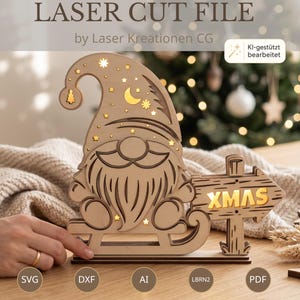 Op de afbeelding: Een lasergesneden houten kabouterdecoratie met een puntmuts voorzien van ster- en maanuitsnijdingen, een lange baard en een wegwijzer naar rechts met de tekst XMAS. Het ontwerp is gemaakt van gelaagd, lichtgekleurd hout met bestandsiconen.
