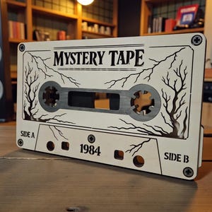 Beleuchtbare Retro Kassette als Laser Cut Datei im Vintage Design. Die Dekolampe eignet sich als Nachtlicht oder LED-Dekoleuchte und erinnert an klassische 80er Jahre Kassetten. Ideal als dekoratives Lichtobjekt für Wohnraum, Musikzimmer oder als Geschenk für Retro-Fans. Perfekt für DIY-Lasercutter-Projekte aus Holz oder Acryl