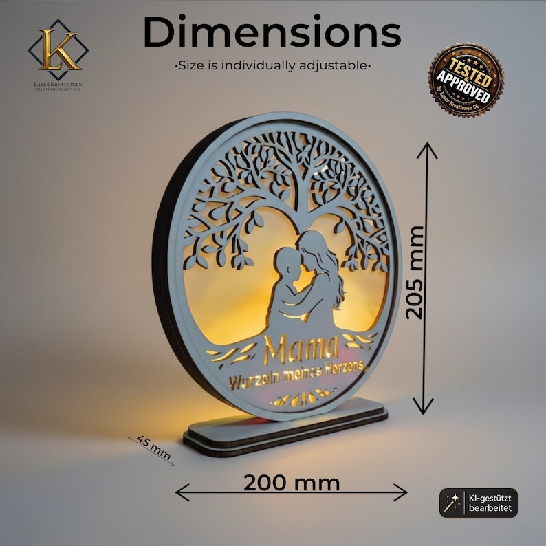 Puede incluir: Un expositor circular de madera iluminado con una silueta de &aacute;rbol cortada a l&aacute;ser y una figura de padre e hijo. El texto dice "Mama" y "Wurzeln meines Herzens". Las dimensiones son 205 mm de alto, 200 mm de ancho y 45 mm de profundidad.