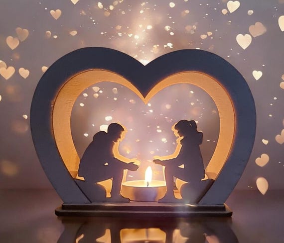 Laserschnitt-Datei „Romantischer Teelichthalter – Paar am Lagerfeuer“ (ai,dxf,svg,lbrn2,pdf) | Valentinstag | Geschenk | Lagerfeuer | Paar |