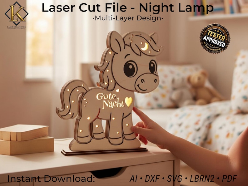 Laserschnitt- Datei für ein Holz Nachtlicht in Pferdeform aus mehreren Schichten, mit leuchtenden Stern- und Herzöffnungen, „Gute Nacht“ Schriftzug welche mit Mikro LED Lichterkette leuchtet, erstellt als digitale Laser Cut Datei.