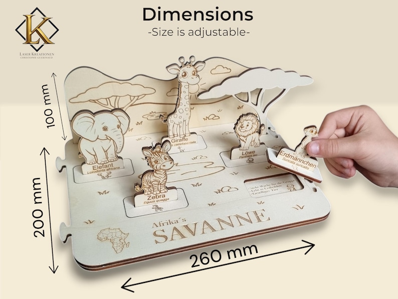 Op de afbeelding: Een houten puzzel met Afrikaanse dieren, waaronder een olifant, een giraffe, een zebra en een leeuw. De puzzel is ongeveer 26 cm breed, 20 cm lang en 10 cm hoog. De tekst "Afrika's SAVANNE" is zichtbaar.