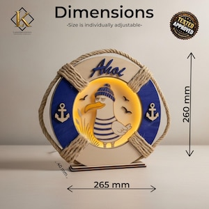 Pu&ograve; includere: Lampada in legno a tema nautico a forma di salvagente, con un gabbiano dei cartoni animati con cappello e camicia a righe. La lampada &egrave; alta 26 cm e larga 26,5 cm, con la scritta "Ahoi" in alto. "Tested Approved".