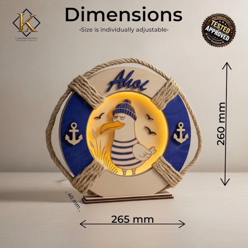 Pu&ograve; includere: Lampada in legno a tema nautico a forma di salvagente, con un gabbiano dei cartoni animati con cappello e camicia a righe. La lampada &egrave; alta 26 cm e larga 26,5 cm, con la scritta "Ahoi" in alto. "Tested Approved".
