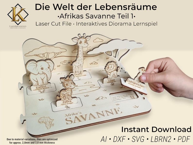 Ein lasergeschnittenes Holz-Diorama einer afrikanischen Savanne. Es zeigt einen Elefanten, eine Giraffe, ein Zebra und einen Löwen. Der Text "Afrika's SAVANNE" ist auf der Basis zu sehen. Es ist ein interaktives Lernspiel.