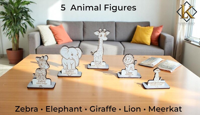 Op de afbeelding: Houten dierenfiguren van een zebra, olifant, giraf, leeuw en stokstaartje. Elke figuur staat op een kleine basis met de naam van het dier. De tekst "5 Animal Figures" staat bovenaan.