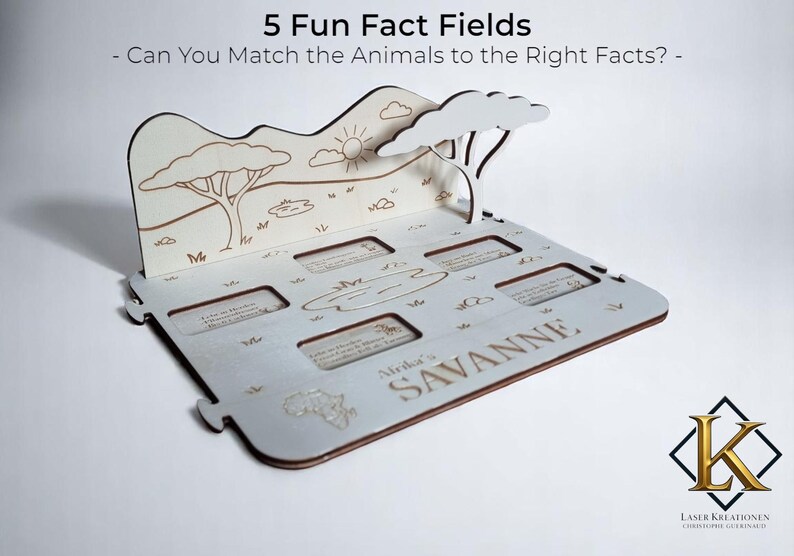 Op de afbeelding: Een lasergesneden houten educatief spel met de tekst "5 Fun Fact Fields". Het spel toont een savanne-sc&egrave;ne met een boom, zon en wolken. Het bevat vakken voor het matchen van dierlijke feiten, met de woorden "Africa's Savanne".