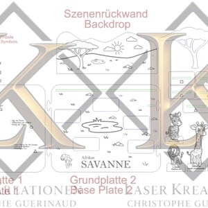 Op de afbeelding: Een lasergesneden houten achtergrond met een Afrikaans savannethema. Het ontwerp omvat een landschap met bomen, een vijver en verschillende dieren zoals een giraffe, olifant en leeuw. Tekst bevat "Backdrop" en "Savanne".