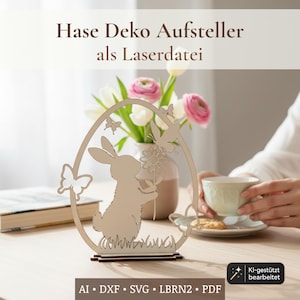 Op de afbeelding: Een lichtgekleurde houten lasergesneden decoratieve standaard met een eivormig frame met een konijn, een bloem en vlinders. De tekst "Hase Deko Aufsteller als Laserdatei" staat bovenaan en "AI • DXF • SVG • LBRN2 • PDF" staat onderaan.
