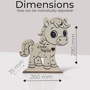 K&ouml;nnte beinhalten: Dekoration aus Holz in Form eines Ponys mit dem Text "Gute Nacht" und einem Herz-Ausschnitt. Das Pony ist 29 cm hoch, 26 cm breit und 3,5 cm dick. Mit Sternen und Monden, ideal f&uuml;r die Kinderzimmerdekoration.