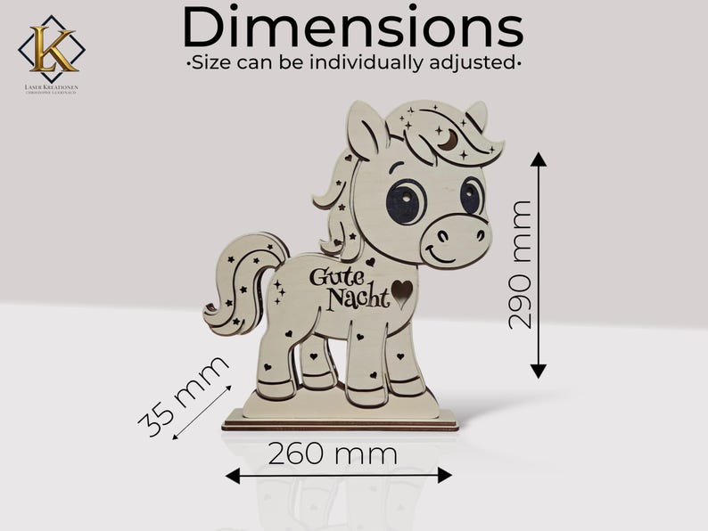 K&ouml;nnte beinhalten: Dekoration aus Holz in Form eines Ponys mit dem Text "Gute Nacht" und einem Herz-Ausschnitt. Das Pony ist 29 cm hoch, 26 cm breit und 3,5 cm dick. Mit Sternen und Monden, ideal f&uuml;r die Kinderzimmerdekoration.