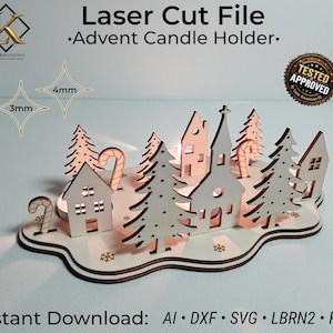 Könnte beinhalten: Ein lasergeschnittener Adventskerzenhalter mit einer Winterdorf-Szene mit Häusern, Bäumen und einer Kirche. Das Design beinhaltet Zuckerstangen und Schneeflocken-Details. Der Text auf dem Bild lautet "Laser Cut File - Advent Candle Holder" und "Instant Download".