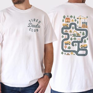 Kids Play Cars on Dad's Back T-shirt, dubbelzijdig racebaan-T-shirt met boerderij en constructie, grappig interactief speelkleedshirt, Vaderdagcadeau