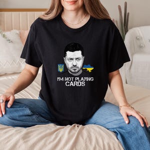 Camiseta I’m Not Playing Cards, Camiseta Support Ukraine, Camiseta gráfica Bold Statement Zelensky, Roupa Stand for Freedom