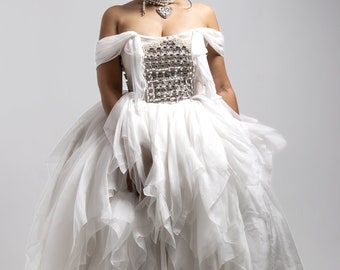 Robe de mariée, superposition d'organza de soie, cristaux scintillants et perles brillantes cousues à la main sur le corsage, laçage des bretelles en soie, robe de bal